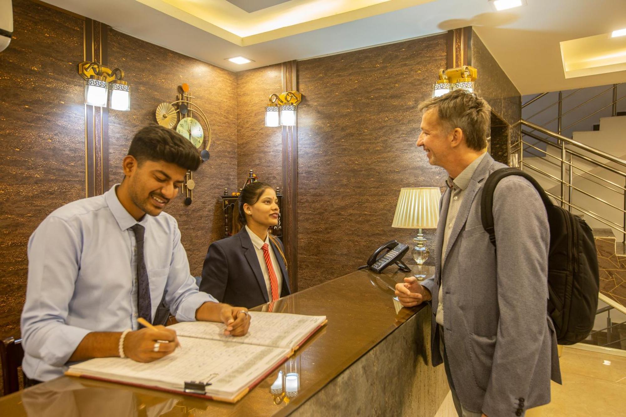 Hotel Prithvi-Raj Near Delhi Airport Új-Delhi Kültér fotó