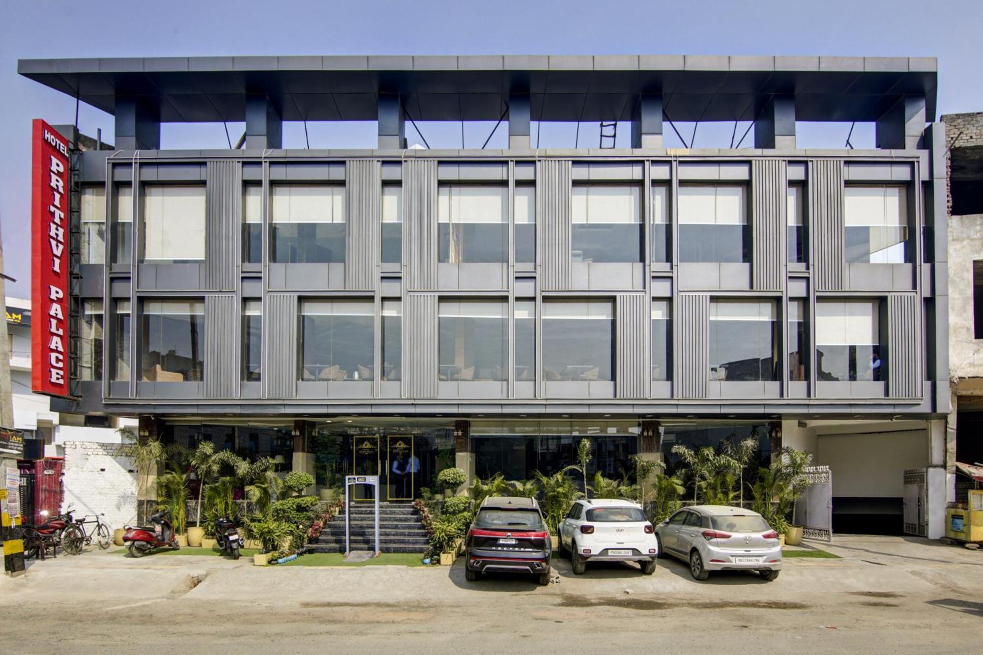 Hotel Prithvi-Raj Near Delhi Airport Új-Delhi Kültér fotó